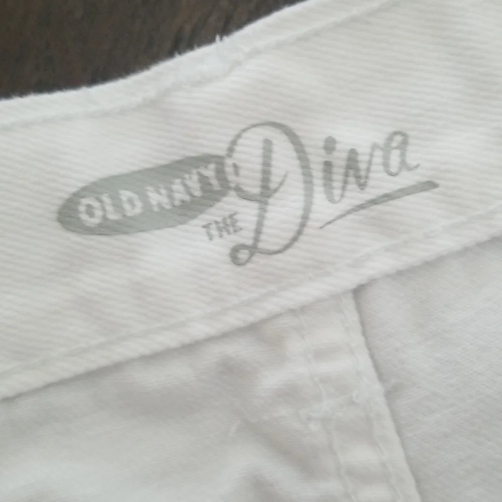 Old navy white denim shorts - Picture 2 of 4